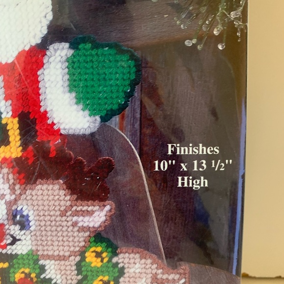 Design works crafts Inc. Santa and deer plastic canvas kit 10“ x 13 1/2“ - Picture 4 of 6